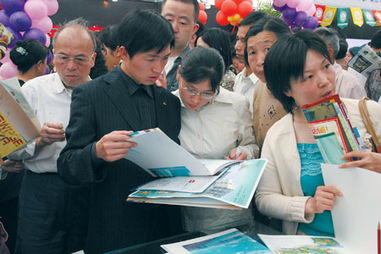 市民蜂擁在黃山春季房交會展廳了解房產(chǎn)信息